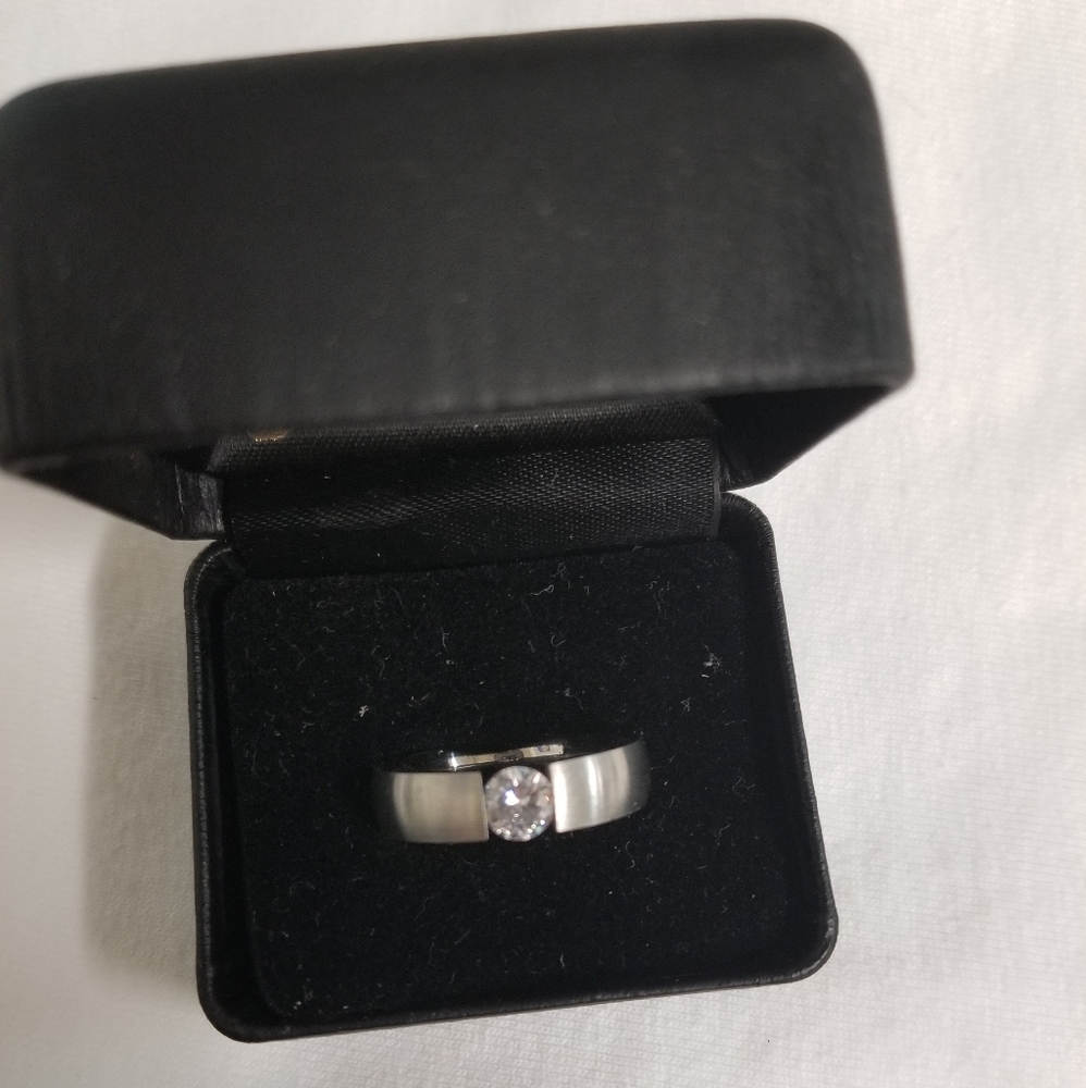 Brushed sver band with solitaire cubic zirconia